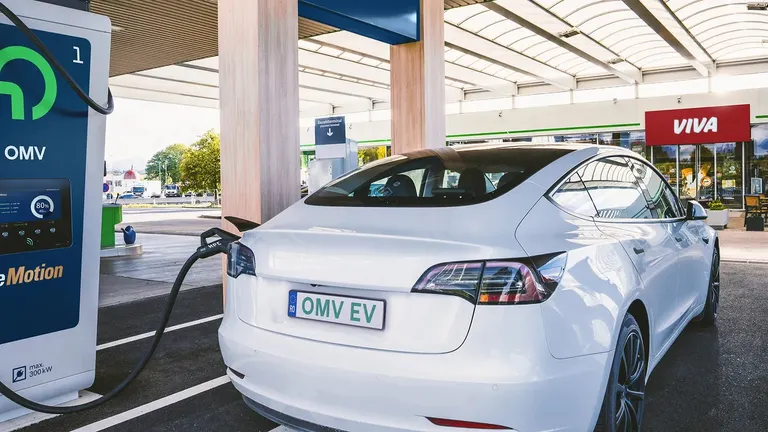 електрическа кола зарежда в OMV еMotion