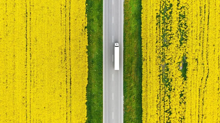 камион на път