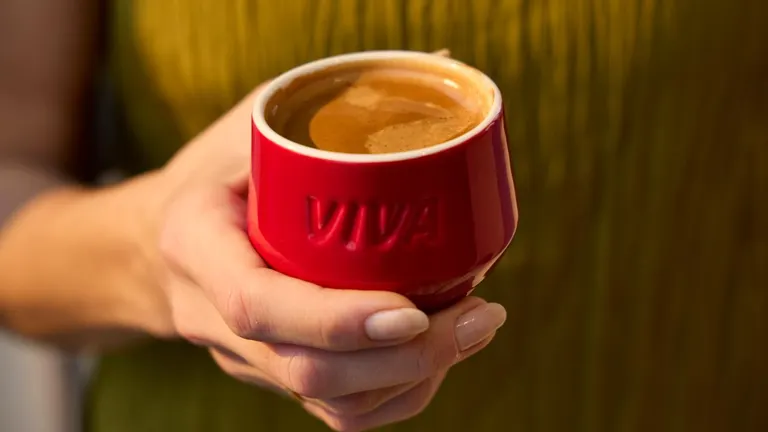 чаша за кафе в човешка ръка